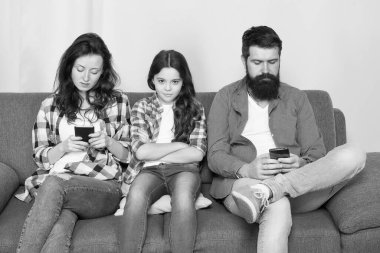 Teknoloji aileyi çocuktan uzaklaştırıyor. Küçük çocuk ve ebeveynler telefona bakarlar. Evde mutsuz bir çocuk ve aile var. Ebeveynlik ve çocukluk. Çocuk bakımı. Çocukla ilgilenmek