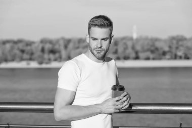 Yaz tatili. Düşünceleriyle baş başa. Yaz sabahı. Güç merkezi. Hippi adam nehir kenarındaki doğa arka planında dinleniyor. Güneşli bir günde yakışıklı bir adam. Yaz tatilleri