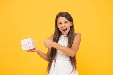 Alışveriş mağazasında. Satın alma konusunda biraz alışveriş kolik. Tatil zamanı. Küçük kız hediye kutusunu tutuyor. moda ve güzellik. çocukluk mutluluğu. Mutlu çocuklar günü hediyeleri. Kadın güzellik alışverişe gider.