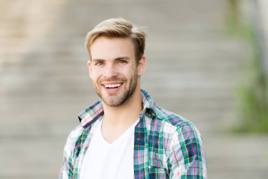 Portre iyi görünümlü adam günlük tarz, güzel gülümseme konsepti