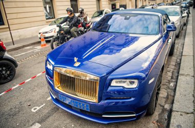 Lüks Supercar Royce Rolls Royce 'u Paris' te caddeye park etmiş mavi ve altın rengi bir hayalet olarak gösteriyor. Rolls Royce Rolls-Royce ünlü pahalı otomobil markasıdır.