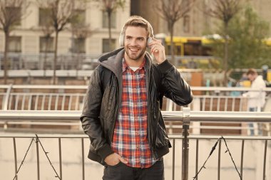 Kendini geliştir. Yakışıklı adam, müzik dünyasından hoşlanıyor. Uzaktan eğitim. Uzaktan çalışma. Modern eğitim. Gençler için podcast. Çevrimiçi eğitim dersleri. Müziği dinle. Öğrenci çalışmaları için kulaklık kullanın.