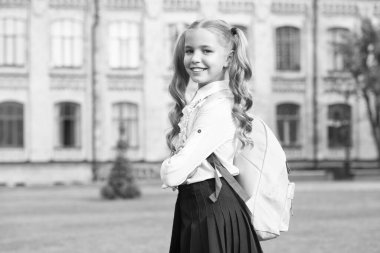 Eylül 'de. Mutlu çocuk okula gidiyor. Küçük kız okul üniforması giyiyor. 1 Eylül. Okula dönelim. Sınıfa dönün. Okul çantası. Eğitim ve öğrenim. Öğrenmeye devam et. Açılış