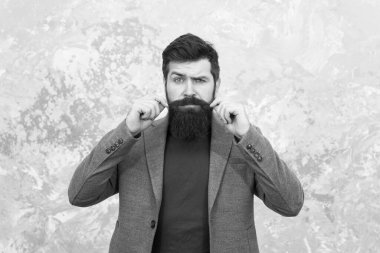 Berber dükkanı konsepti. Vahşi adam kuaför ya da berber. Erkeksi görünmeye devam ediyor. Tıraşsız suratlı sakallı bir adam. Sokak tarzı. İş hayatı. Sakallı olgun hippi. Sonbahar erkek modası