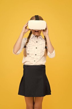 Modern teknolojiler. Küçük çocuk kablosuz sanal gerçeklik gözlüğü takıyor. Mutlu çocuk modern teknoloji kullanıyor. Gelecekteki eğitim. Okula dönüyorum. Dijital gelecek ve yenilik. Sanal gerçeklik. VR kulaklıklı küçük kız.