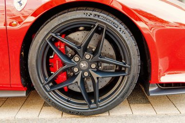 Supercar Lamborghini Huracan LP 610-4 siyah renkli Hamburg caddesinde park halinde.