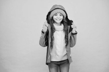 Noel tatili. Sıcak giysi satışı. Mutlu mavi kız ceketi. Kış tatili Örgü kıyafet modası. Soğuk sezon havası. Çocuklar için açık hava aktivitesi. Küçük kız süveteri. şapka ve eldiven aksesuarı