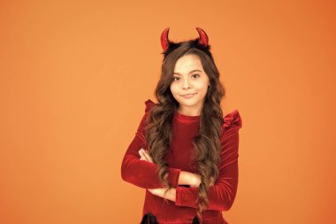 Şık ve sevimli. Cadılar bayramın kutlu olsun. Küçük kız cadılar bayramı partisi. İçimdeki şeytan. Kötü bir karakteri var. Sonbahar bayramı kutlaması. Küçük kırmızı boynuzlar. Şirin şeytan. Şaka mı şeker mi?