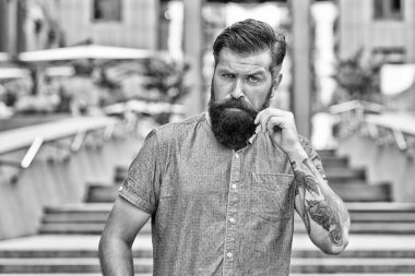 Sakallı ve vahşi. Dışarıdaki sakallı adam. Sakallı hippi görünüşlü. Traş salonu. Sakallı berber. Berber dükkanı. Cilt bakımı. Saç bakımı. Sakal ürünleri. Sakallı surata daha çok özen göster, klasik filtre.