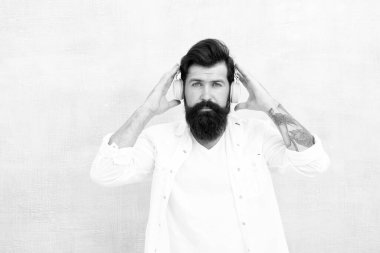 Elektronik dans müziği ve ev şarkıları. Enstrümantal müzik. Sakallı adam kulaklıkları arka planda. Hippi müzik kulaklığı dinler. Modern kablosuz kulaklık. Mükemmel ses konsepti