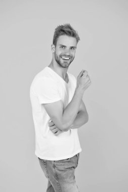 Yazın tadını çıkarıyorum. Sıradan bir yaz kıyafeti. Genç mutlu öğrenci. Berber dükkanı konsepti. Tıraşsız, yakışıklı bir adam. Sarı arka plandaki seksi adam. Erkek güzellik stili. karizmatik model