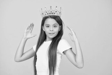 Tasarımı mükemmel. Kraliçe tacındaki kendine güvenen çocuk. Zengin kraliyet aksesuarı. Geleceğin zenginliğini hayal et. Mutlu çocukluk. Küçük kız muhteşem görünüyor. moda ve güzellik. Gurur. Tamamen egoist.