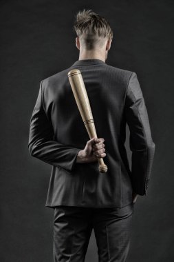 Gizli saldırganlık. Sopalı adam saldırganlığını gizler yavaşla ve sakin ol, dikiz aynasız. İş adamı ya da resmi takım elbiseli bir adam arkasında tahta bir sopa saklıyor. Gizli tehlike kavramı