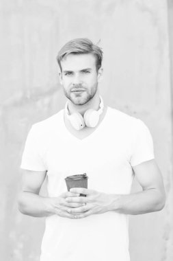 İçecek bir şeyler söyle. Modern adam sabahları kahve içer. Yakışıklı adam sıcak bir şeyler iç. Kafein içeceklerinin tadını çıkarıyorum. En sevdikleriniz size taze servis edildi.