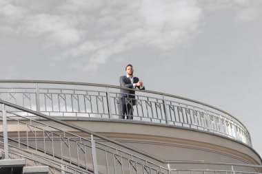 Çatıda bir işadamı