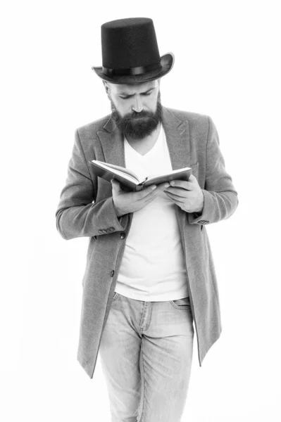 Χαμένος στο διάβασμα. Ένας γενειοφόρος διάβασε βιβλίο. Ο άντρας φοράει top hat σε casual στυλ. Ξυρισμένος άντρας με μουστάκι και μούσι. Βίαιος άνθρωπος πίσω στο σχολείο. Βιβλιοθήκη και λογοτεχνία. Σπουδές και εκπαίδευση — Φωτογραφία Αρχείου