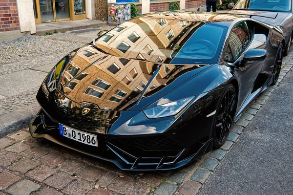 Supercar Lamborghini Huracan LP 610-4 siyah renkli Hamburg caddesinde park halinde. — Stok fotoğraf