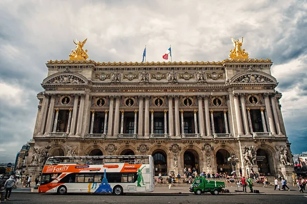 Paris, França - 02 de junho de 2017: fachada do Palais Garnier. Academia Nacional de Música. Edifício de teatro de ballet Opera. Monumento histórico. Arquitetura e estrutura. Obra-prima arquitectónica. Visita guiada — Fotografia de Stock