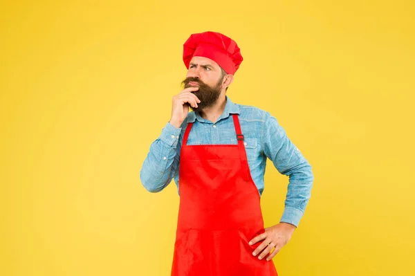 Tijd voor de lunch. denkende bebaarde chef. mannelijke kok met hoed en schort. Professionele man aan het koken. Restaurant keuken en culinair. cateringbedrijf. Welkom in ons café. Smaakvolle gelegenheden — Stockfoto