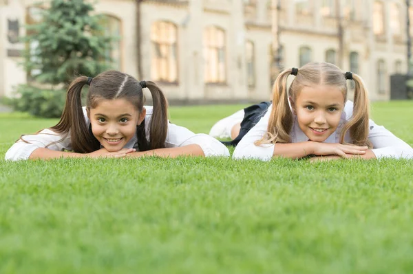 Escola amigos roupa formal relaxante na grama verde, mãe madura conceito — Fotografia de Stock