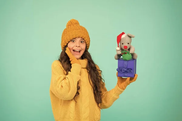 2020年快乐。祝好运的礼物。用礼物来安抚自己购物技巧。鼠年的象征。快乐的女孩拿着老鼠玩具和包装的礼品盒.儿童针织毛衣和帽子玩毛绒玩具.给孩子买东西 — 图库照片