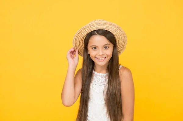 Viaje de verano. Humor de vacaciones. Tour tropical. Venta y descuento. Mercancías para niños. Adorable niña con sombrero elegante. Tener vacaciones divertidas de verano. Tour de verano. Concepto de ocio y entretenimiento —  Fotos de Stock