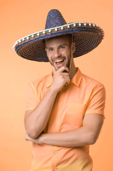 Vrolijke man met sombrero hoed. Mannelijke mode. Altijd in een goede bui. Mexicaanse stijl. Mexico. Traditionele kleren. themafeest. Knappe en stijlvolle man. Vertrouwen en charisma — Stockfoto