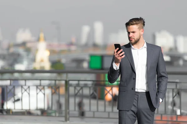 Muž ve formálním oblečení s mobilním telefonem. — Stock fotografie