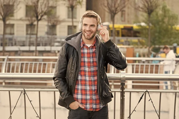 Auto-amélioration. Beau homme profiter de la musique fond urbain. Enseignement à distance. Étudier à distance. L'éducation moderne. Balado pour la jeunesse. Cours de formation en ligne. Écoutez de la musique. Étude étudiant utiliser des écouteurs — Photo