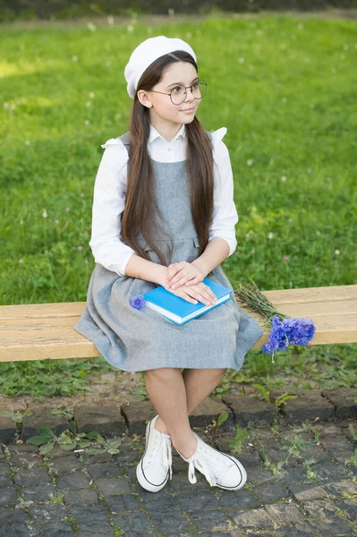 Elegantní školačka dítě dívka studium s knihou v parku, francouzský student koncept — Stock fotografie