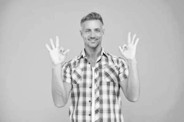 A vida é ok quando você segue suas regras de estilo. Homem feliz mostrar okey sinais fundo azul. Um tipo bonito em estilo casual. Estilo de moda. Guarda-roupa dos homens. Há mais estilo do que roupa. — Fotografia de Stock