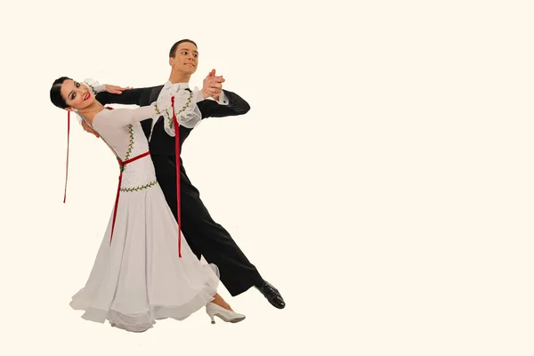 Ballrom dans paar in een dans pose geïsoleerd op witte bachground — Stockfoto