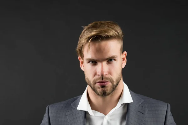 Se sentir stressé après une dure journée de travail. Homme barbu visage malheureux strict semble désordonné épuisé, fond sombre. Concept bourreau de travail. homme unshaven gars semble stressé après réunion d'affaires stressante — Photo