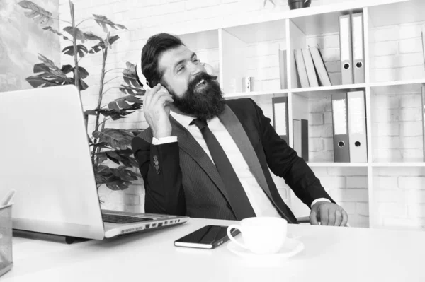 Actividades relajantes. Gestión de crisis. Concepto de inspiración. Jefe en su lugar de trabajo. Manager con auriculares escuchando una melodía enérgica. Relajarse con la música. Salud mental. Trabajador de oficina relajante — Foto de Stock