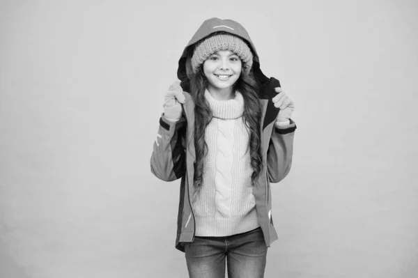 Vacaciones de Navidad. ventas de ropa de abrigo. Chaqueta azul chica feliz. Vacaciones de invierno. ropa de punto de moda. clima de estación fría. actividad al aire libre para niños. jersey de niña pequeña. sombrero y guantes accesorio —  Fotos de Stock