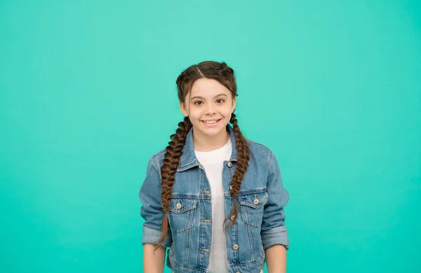 Sé tu propia clase de hermosa. Niño feliz sonrisa fondo azul. Niño pequeño en estilo casual. Tendencia de moda. Estilo de moda. Mira qué belleza. El cuidado infantil y la infancia. Día internacional de los niños —  Fotos de Stock