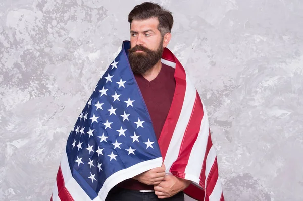 Amerikansk hipster man fira självständighetsdagen med nationell flagga, semester koncept — Stockfoto