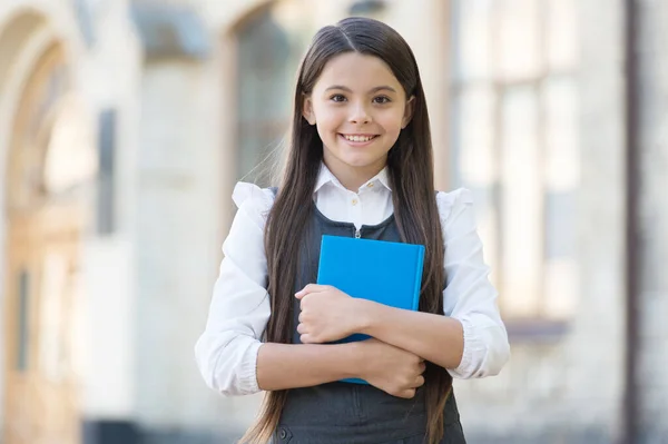 Lascia parlare il libro. Felice libro della biblioteca della tenuta del bambino. Biblioteca scolastica. Lettore di biblioteche all'aperto. Un simpatico topo di biblioteca che torna a scuola. Educazione formale. Giorno della conoscenza. Bibliopolo. Libreria. 1 settembre — Foto Stock