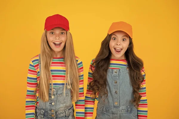 Chicas felices. Niños amistosos y felices. Mirada familiar. Niños con estilo. Día universal de los niños. Promover la conciencia de la convivencia internacional entre los niños de todo el mundo y mejorar el bienestar de los niños — Foto de Stock