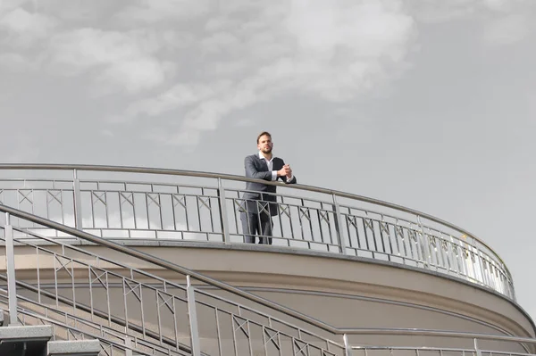 Çatıda bir işadamı