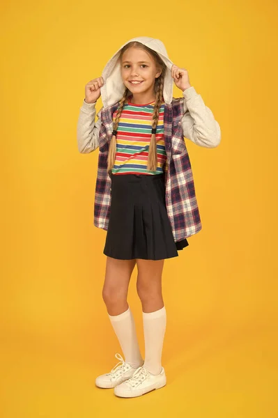 Για απίστευτο κορίτσι. Ευτυχισμένο κορίτσι με κίτρινο φόντο. Χαριτωμένο κοριτσάκι χαμογελά με κουκούλα σακάκι. Αξιολάτρευτο μικρό κορίτσι φορούν casual στυλ μόδας. Τάσεις μόδας για παιδιά — Φωτογραφία Αρχείου