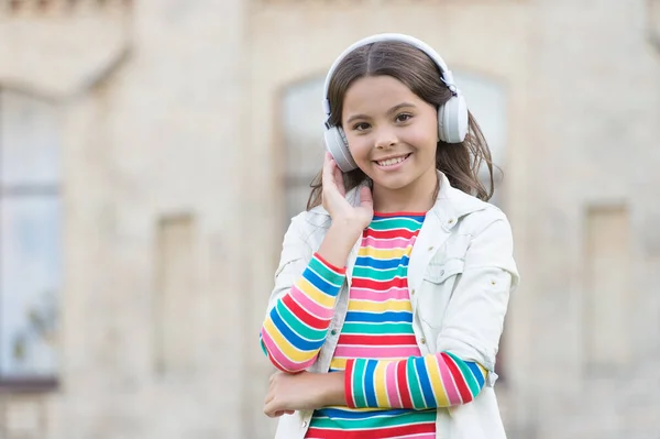 Chica energética feliz escuchar música auriculares modernos, concepto de lecciones de audio —  Fotos de Stock