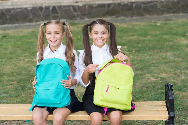 Симпатичные одноклассницы с рюкзаками, вернулись к школьной концепции — стоковое фото