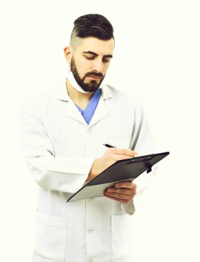 Meşgul ve ciddi yüzlü beyaz önlüklü bir adam.