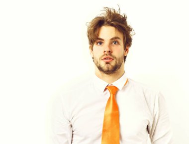 Kafkasyalı turuncu kravatlı maço şaşırdı.