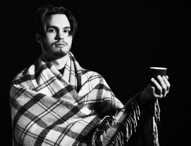 Ekoseli sakallı adam.