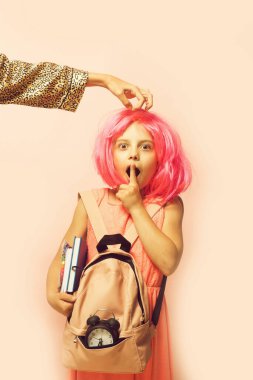 Okula dönmek ve öğrenme konsepti. Çalar saati olan çocuk