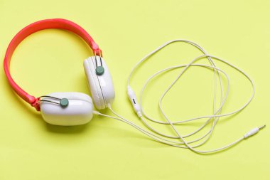 Müzik aksesuarları ve teknoloji konsepti. Müzik için kulaklık