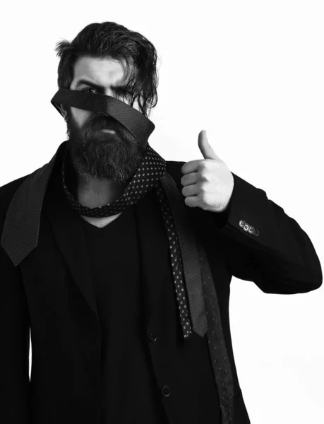 Brutal caucasien hipster en costume noir avec des liens autour de la tête — Photo