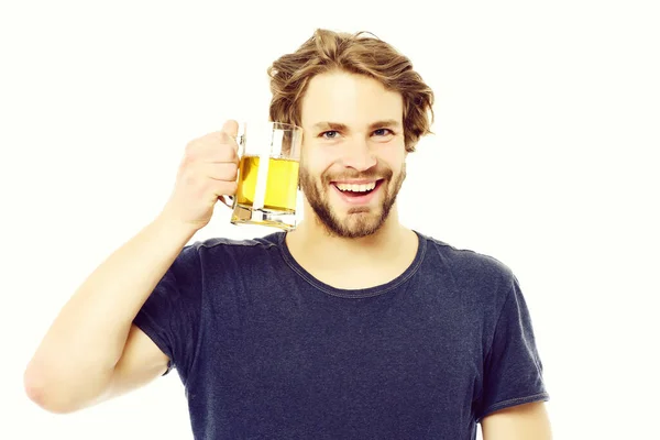 Καυκάσιος με χαρούμενο χαμόγελο και χαρούμενο πρόσωπο κρατώντας μπύρα. — Φωτογραφία Αρχείου